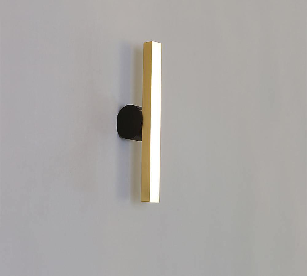 Cale Wall Lamp Style B: L 1.7″ x H 17.7″ / W 4.4cm x H 45cm / Polished brass / Warm Light Wall lamp