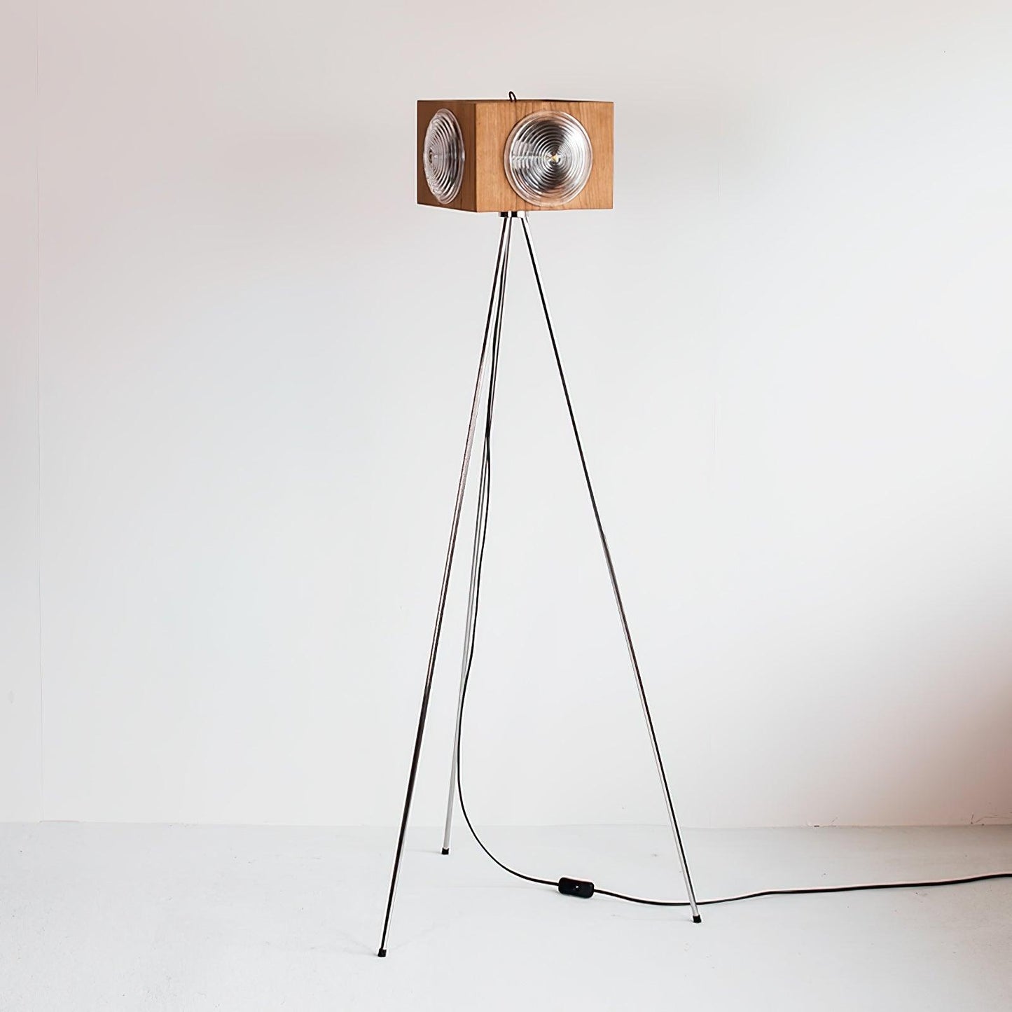 Retro Camera Focus Floor Lamp L 23.2″ x W 23.2″ x H 52″ / L 59cm x W 59cm x H 132cm (Plastic Lamp Base) / Cherry Wood