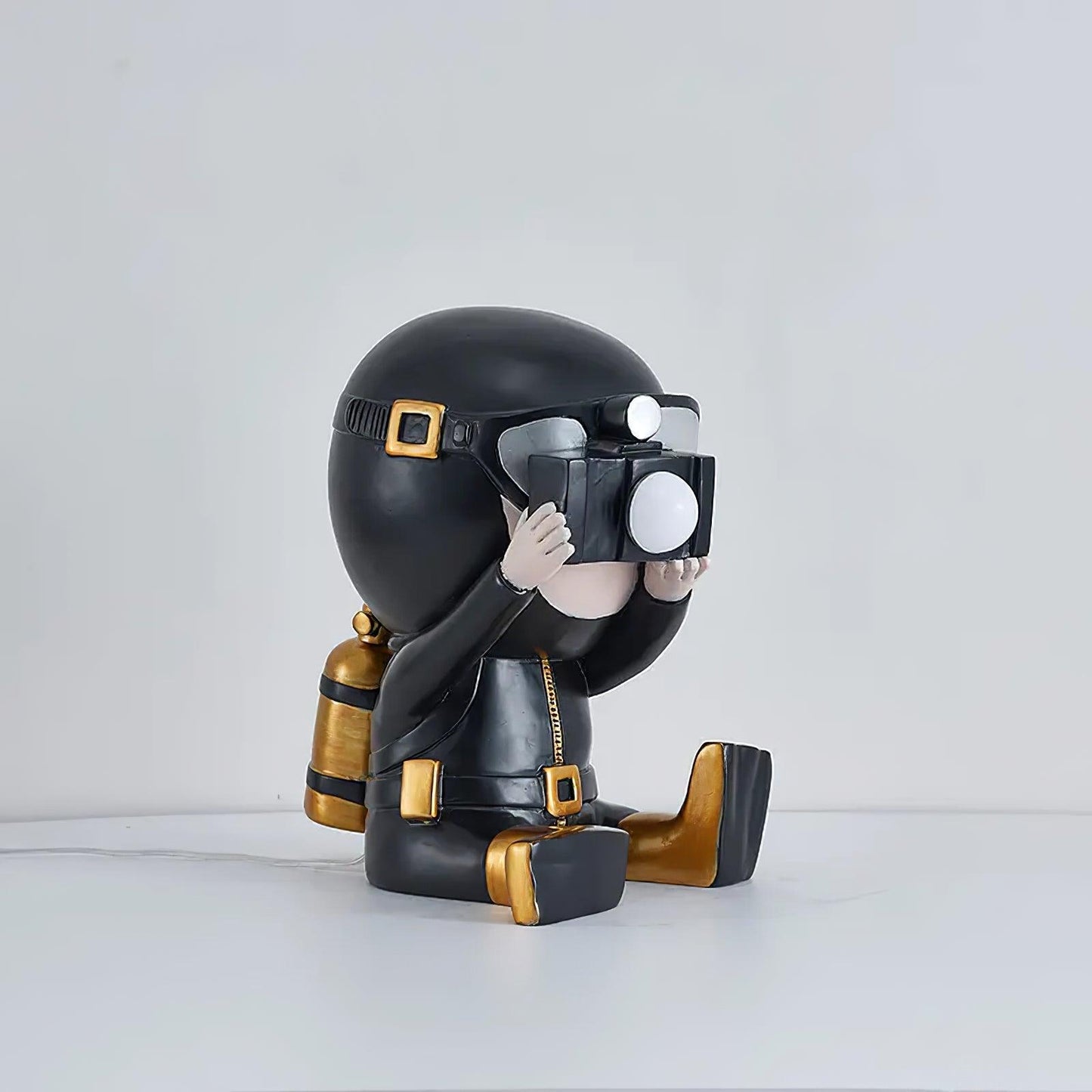 Adventurer Resin Table Lamp ? 7.1″ x H 10.6″ / Dia 33cm x H 34cm / Black & Gold / US Plug Table lamp