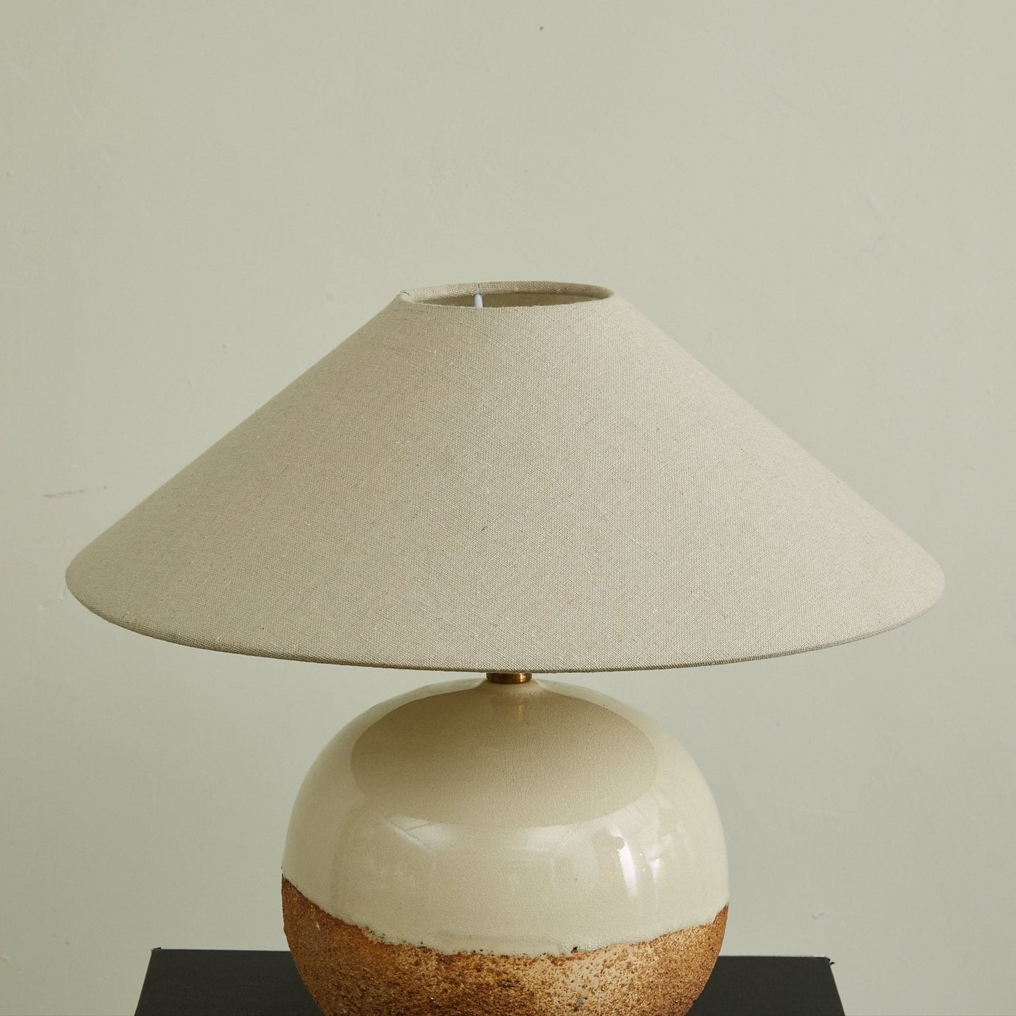 Two-color round table lamp