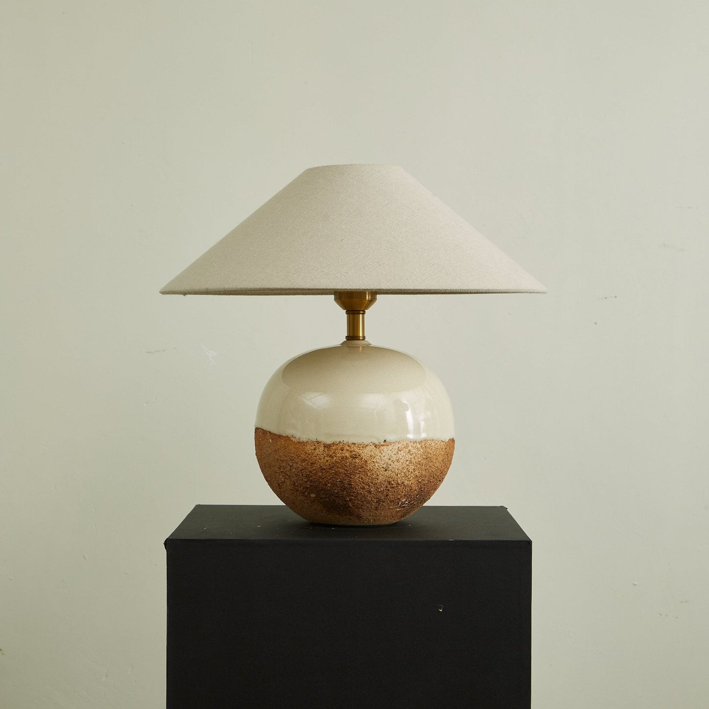 Two-color round table lamp