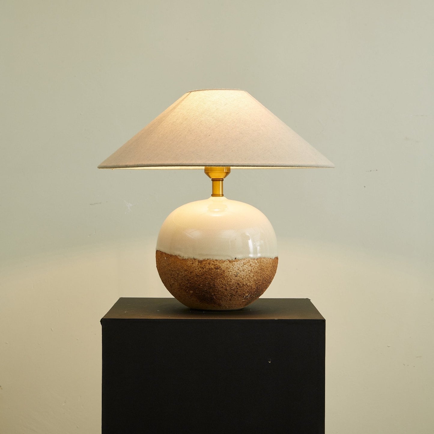 Two-color round table lamp