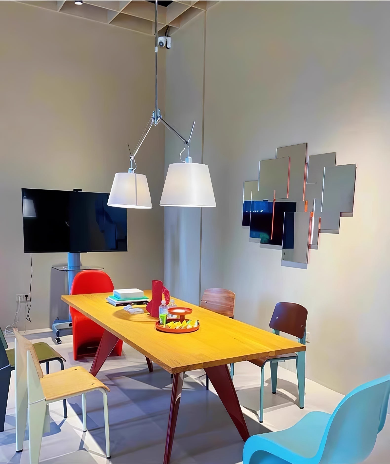 Arcadia Shade Pendant Lamp Dia 47.2″ x H 35.4-51.2″ / Chrome & White Pendant light