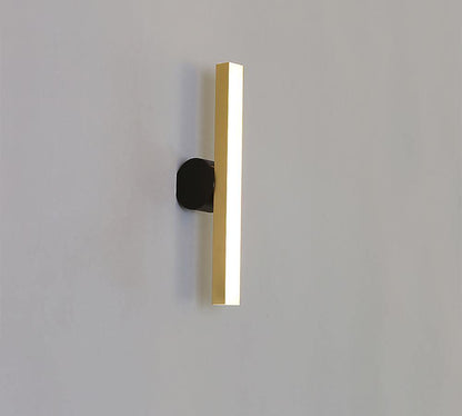 Cale Wall Lamp Style B: L 1.7″ x H 17.7″ / W 4.4cm x H 45cm / Polished brass / Warm Light Wall lamp