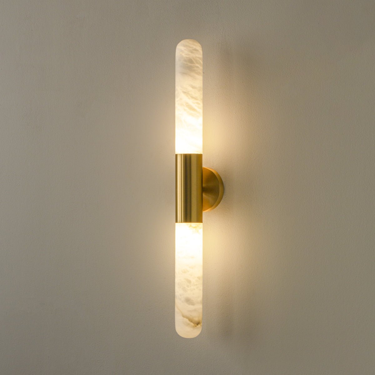 Cavoya Alabaster Wall Light Dia 2.4″ x H 25.6″ / Gold & White / Warm Light 1001 Wall lamp
