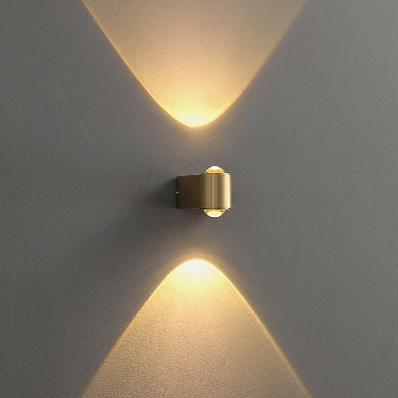 Kent Wall Lamp L 2.7″ x W 3.7″ x H 3.1″ / L 6.8cm x W 9.5cm x H 8cm / Brass & Transparent / Warm White Wall lamp