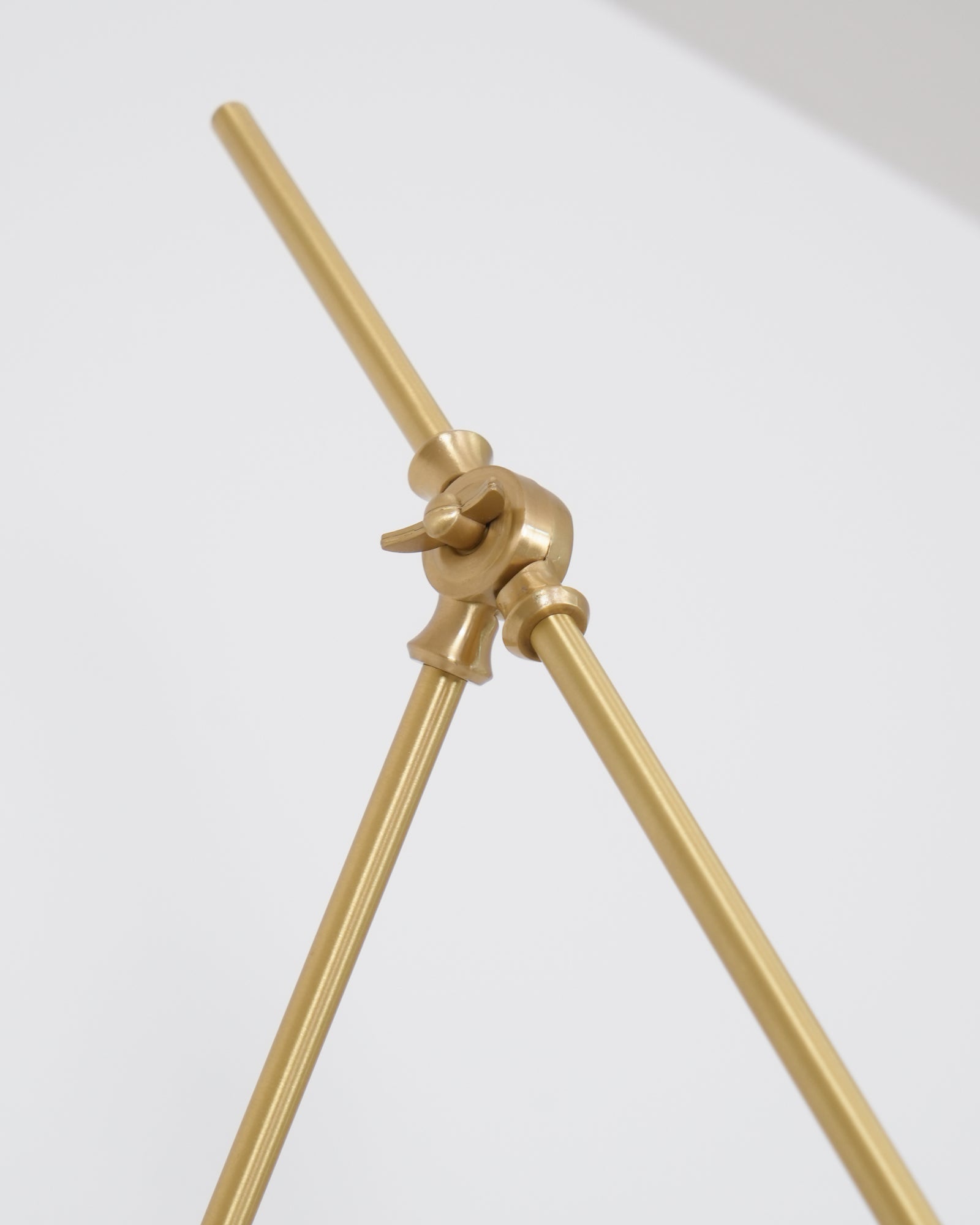 Auguri Wall Lamp W 5.9″x H 20.1″ / W 15cm x H 51cm / White & Brass Wall lamp