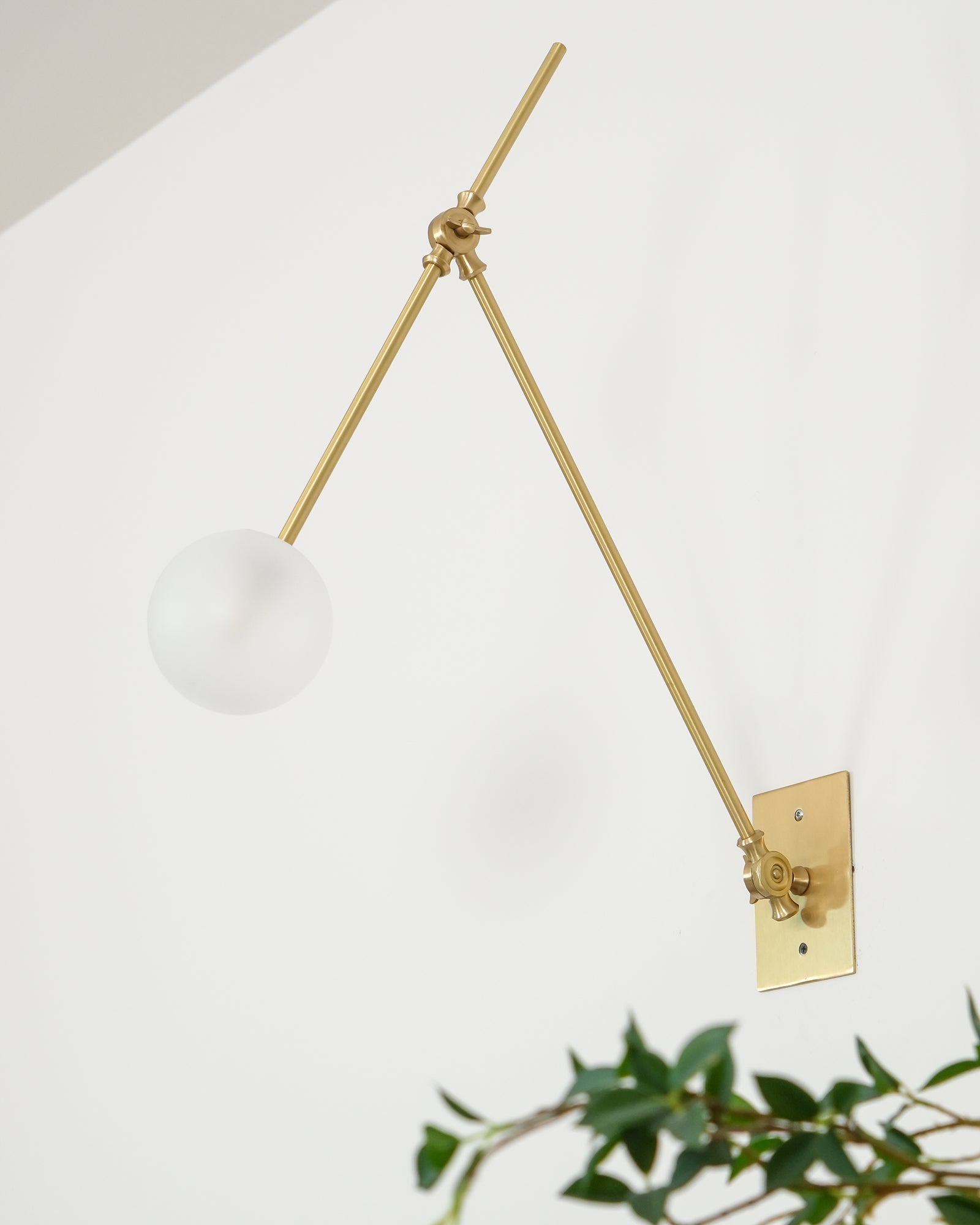 Auguri Wall Lamp W 5.9″x H 20.1″ / W 15cm x H 51cm / White & Brass Wall lamp