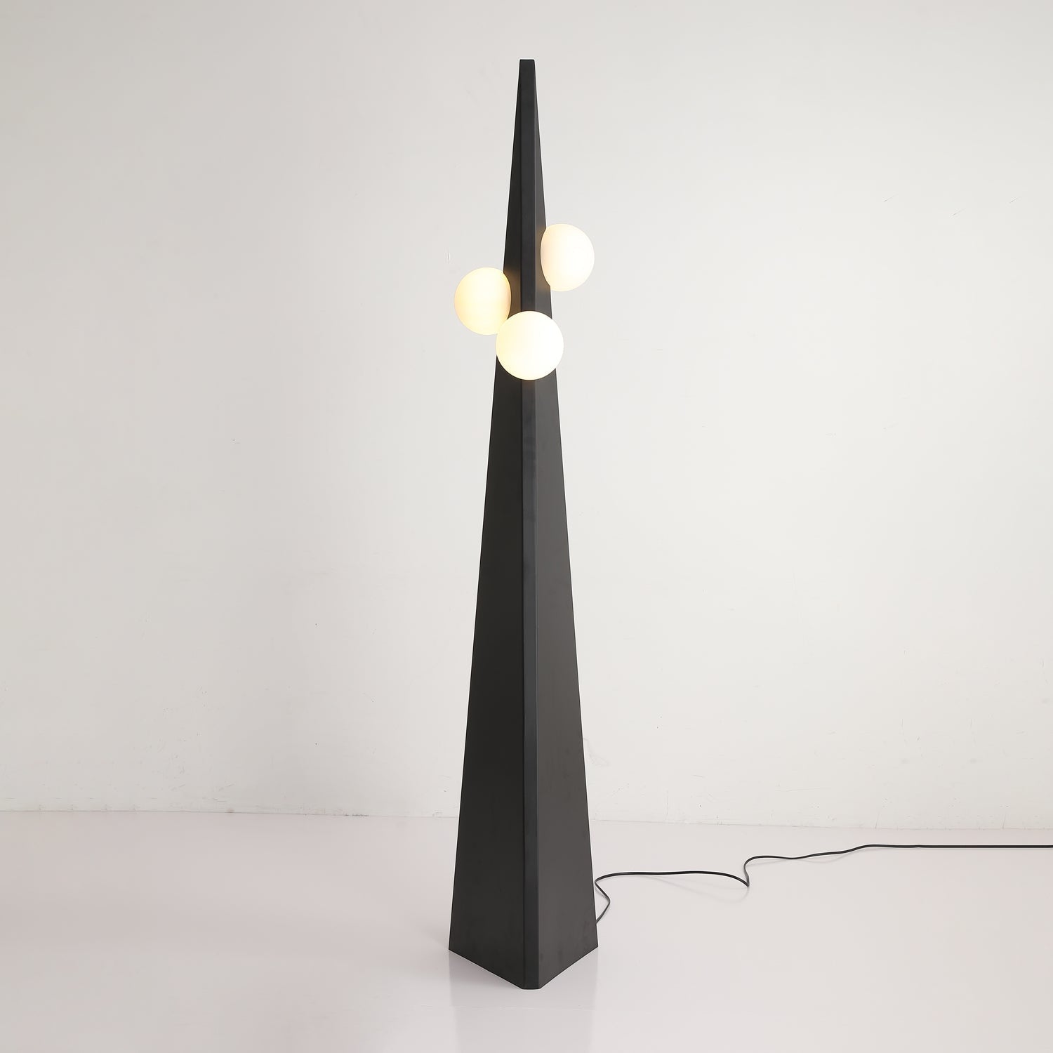 Noir Roy Floor Lamp Dia 11″ x H 63.8″ / Dia 28cm x H 162cm / Iron & Black / US Plug Floor lamp