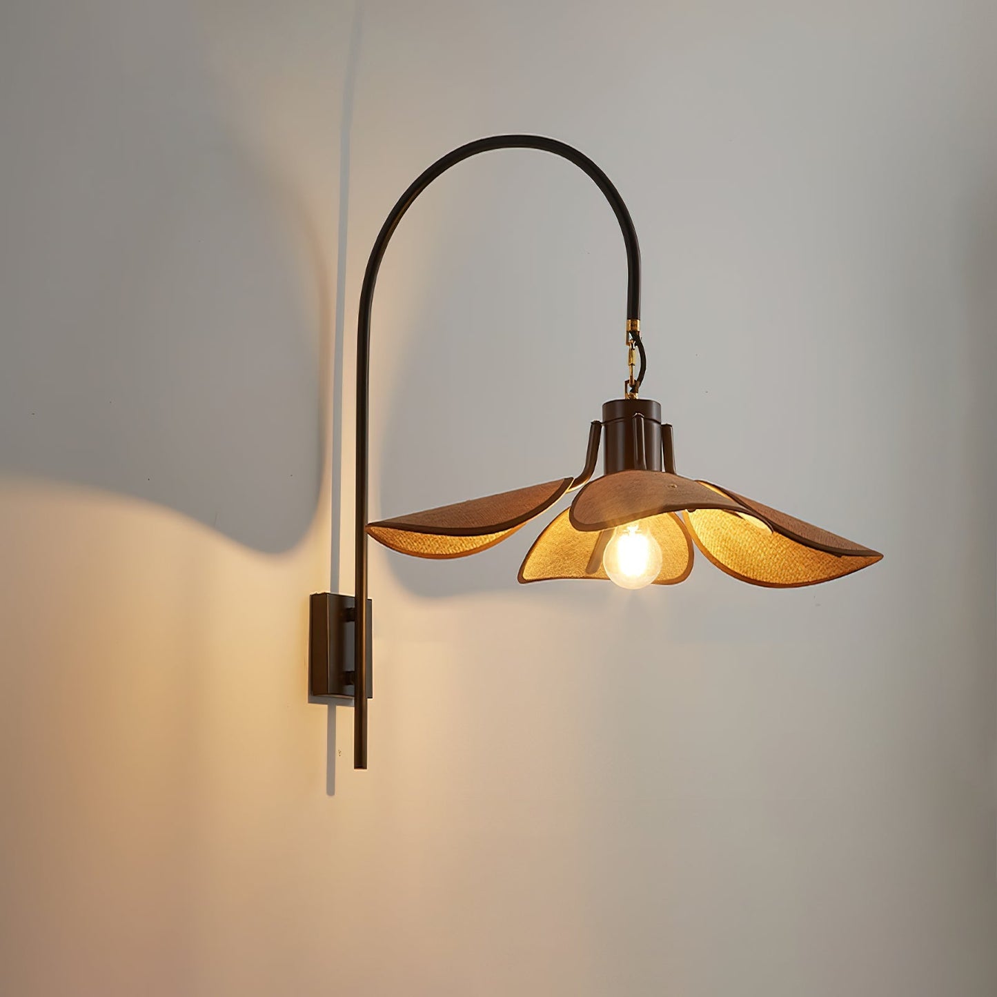 Petal Bloom Wall Lamp Dia 20.5’’ x W 25.6’’ x H 26.8’’ / Light Brown Wall lamp