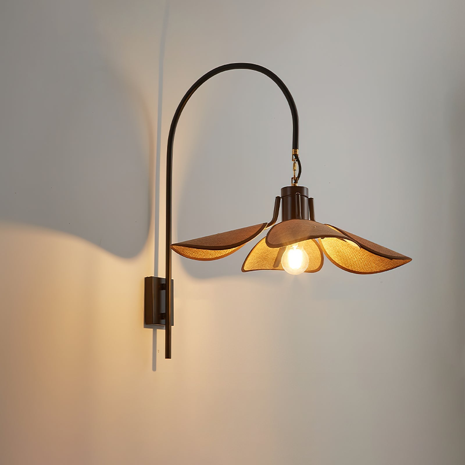 Petal Bloom Wall Lamp Dia 20.5’’ x W 25.6’’ x H 26.8’’ / Light Brown Wall lamp