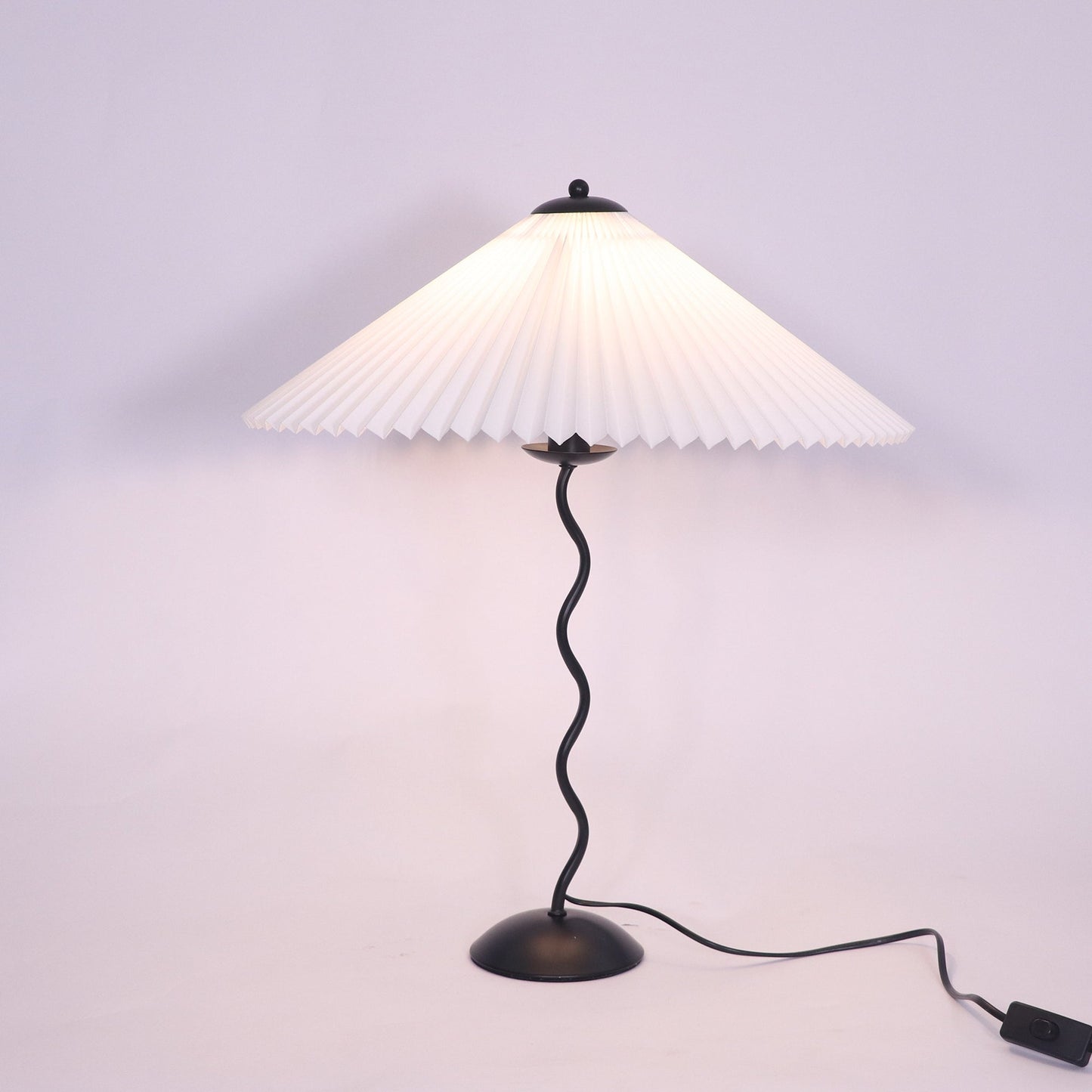 Squiggle Table Lamp Dia 17″ x H 23.6″ / Dia 43cm x H 60cm / Black & White / US Plug Table lamp