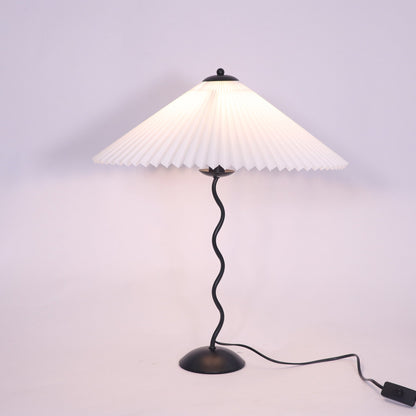 Squiggle Table Lamp Dia 17″ x H 23.6″ / Dia 43cm x H 60cm / Black & White / US Plug Table lamp