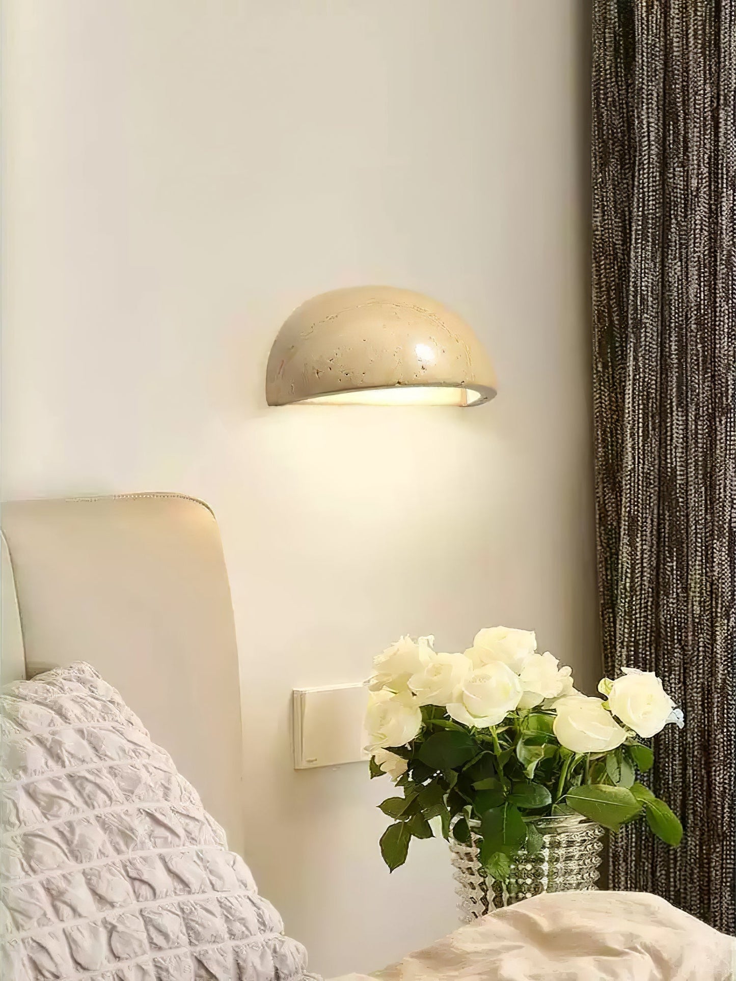 Stone Dusk Wall Light Dia 5.9’’ x H 2.8’’ / Yellow Travertine / Warm Light Wall lamp