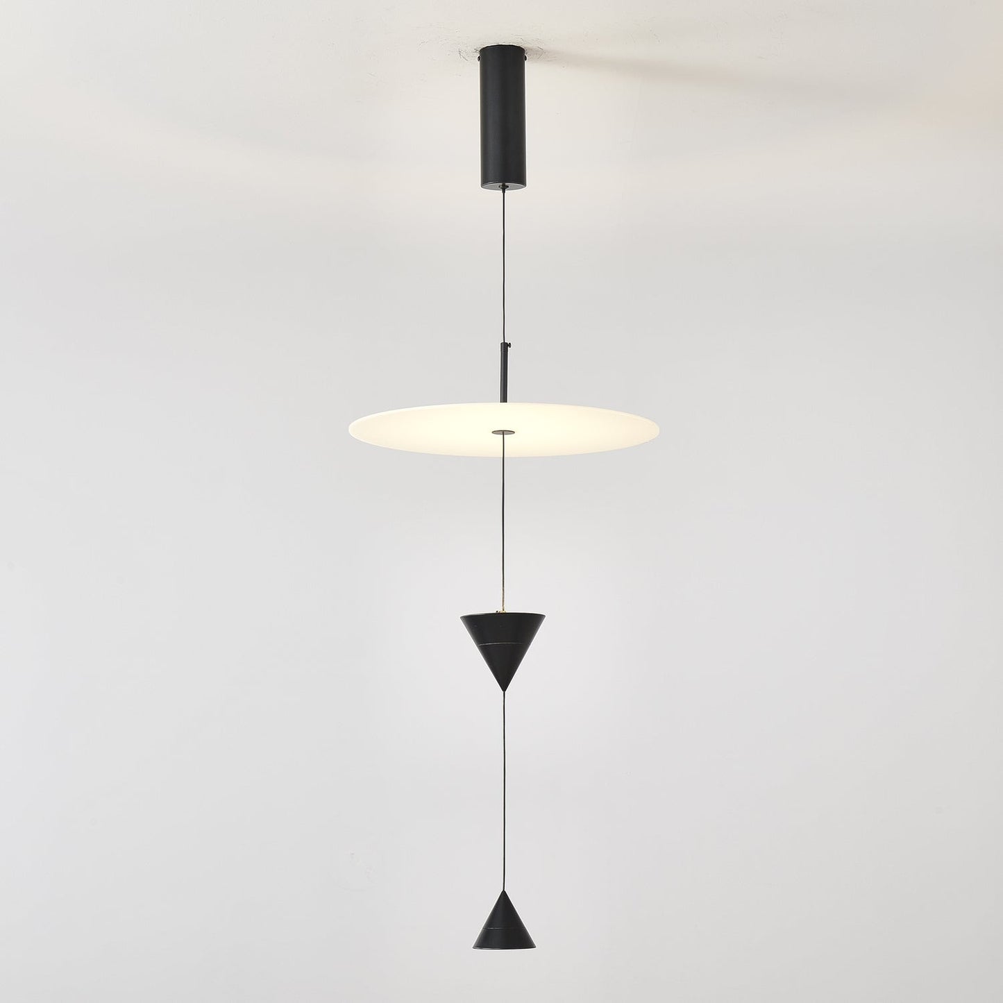 Stralunata Pendant Lamp Dia 15.7″ x H 26″ / White & Black / Warm Light Pendant light
