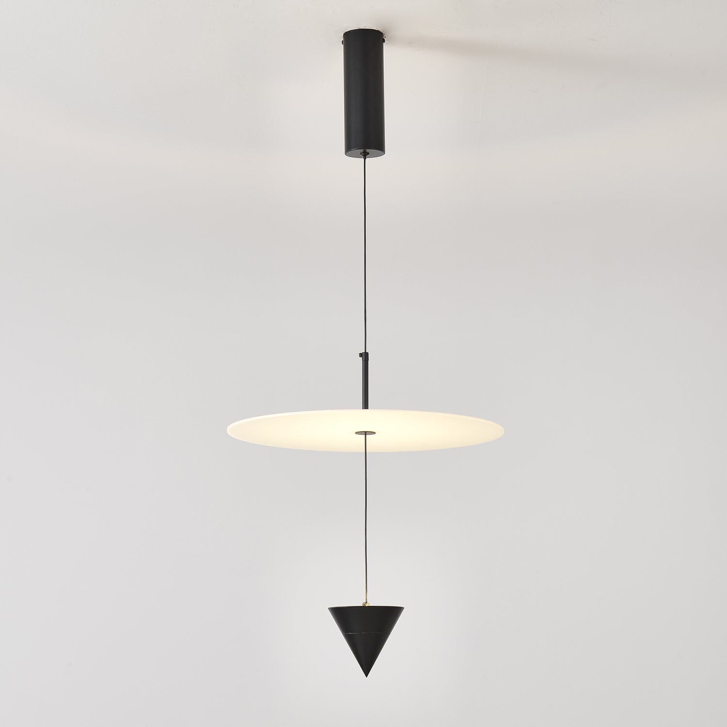 Stralunata Pendant Lamp Dia 15.7″ x H 13″ / White & Black / Warm Light Pendant light