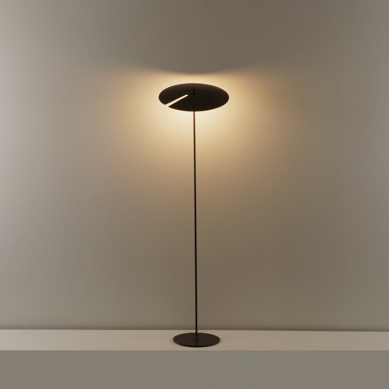 Symphony Floor Lamp Dia 17.7″ x H 64.2″ / Black / US Plug Floor lamp
