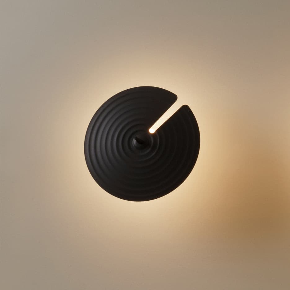 Symphony Wall Lamp Dia 7.1″ x H 11.8″ / Black / Single Wall lamp