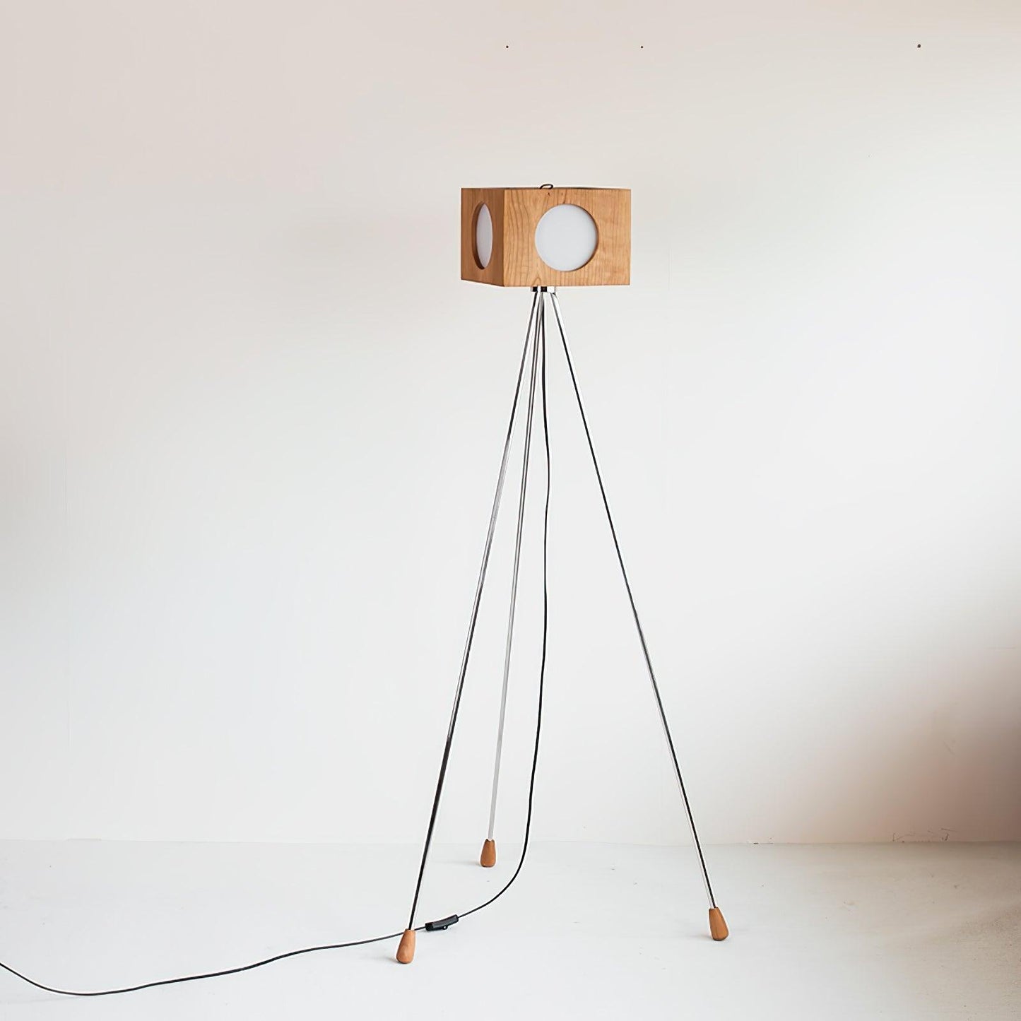 Vintage Tripod Camera Floor Lamp L 23.2″ x W 23.2 ″ x H 52″ / L 59cm x W 59cm x H 132cm (Cherry wood lamp base)